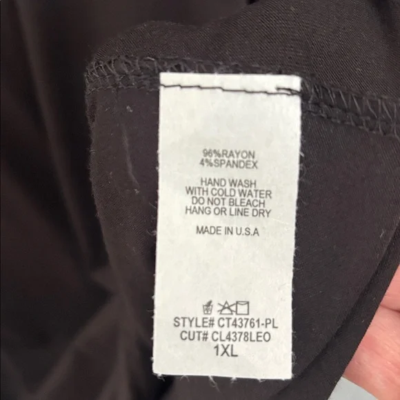 NWT Short Tulip Sleeve Floral Print V-Neck
Satin Top 1X Black/White - Picture 11 of 12